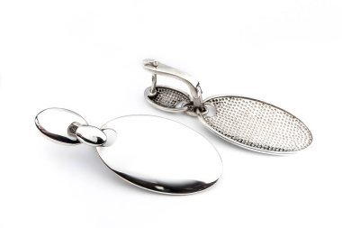 Beyaz arka plan kırpma yolunda izole edilmiş kadınlar için büyük mücevherler.