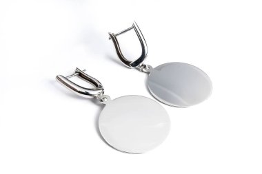 Beyaz arka plan kırpma yolunda izole edilmiş kadınlar için büyük mücevherler.