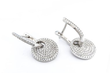 Beyaz arka plan kırpma yolunda izole edilmiş kadınlar için büyük mücevherler.