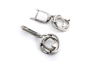 Beyaz arka plan kırpma yolunda izole edilmiş kadınlar için büyük mücevherler.