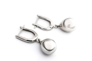 Beyaz arka plan kırpma yolunda izole edilmiş kadınlar için büyük mücevherler.