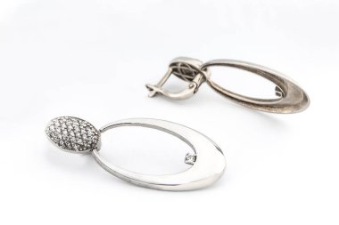 Beyaz arka plan kırpma yolunda izole edilmiş kadınlar için büyük mücevherler.