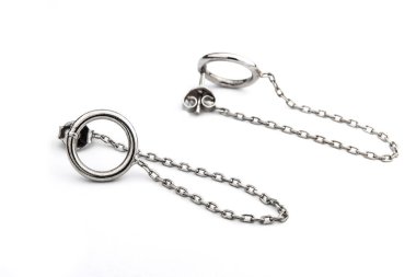 Beyaz arka plan kırpma yolunda izole edilmiş kadınlar için büyük mücevherler.