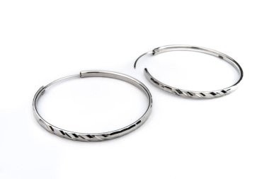 Beyaz arka plan kırpma yolunda izole edilmiş kadınlar için büyük mücevherler.