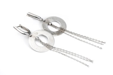 Beyaz arka plan kırpma yolunda izole edilmiş kadınlar için büyük mücevherler.