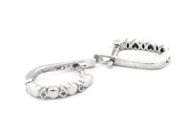 Beyaz arka plan kırpma yolunda izole edilmiş kadınlar için büyük mücevherler.