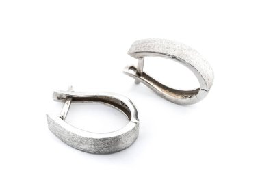 Beyaz arka plan kırpma yolunda izole edilmiş kadınlar için büyük mücevherler.