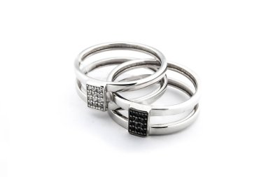 Gümüş minimalizm elmas yüzük izole beyaz arkaplan