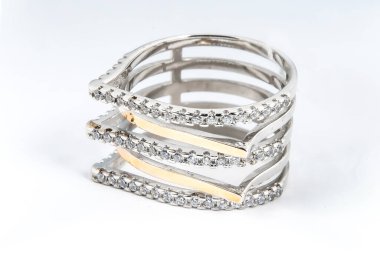 Gümüş minimalizm elmas yüzük izole beyaz arkaplan