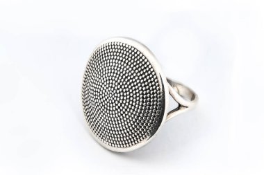 Gümüş minimalizm elmas yüzük izole beyaz arkaplan