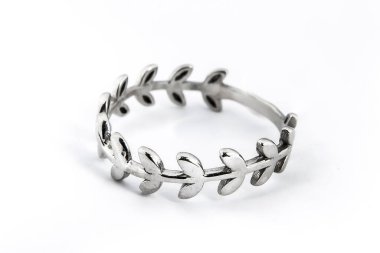 Gümüş minimalizm elmas yüzük izole beyaz arkaplan