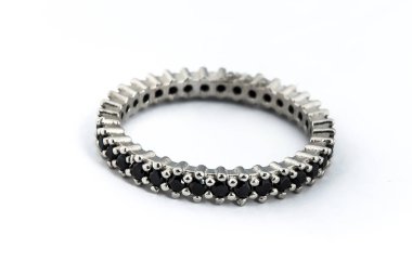 Gümüş elmas yüzük izole edilmiş beyaz arka plan. Gümüş mücevher yüzüğü.