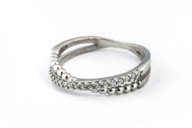 Gümüş elmas yüzük izole edilmiş beyaz arka plan. Gümüş mücevher yüzüğü.