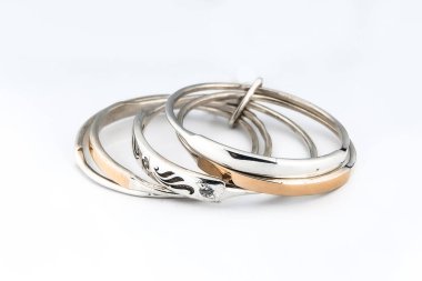 Gümüş elmas yüzük izole edilmiş beyaz arka plan. Gümüş mücevher yüzüğü.