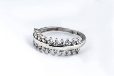 Gümüş elmas yüzük izole edilmiş beyaz arka plan. Gümüş mücevher yüzüğü.