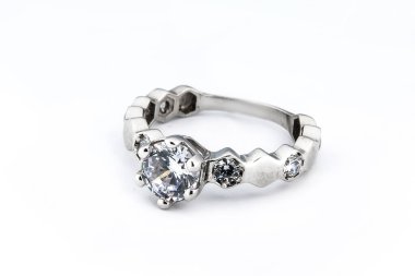 Gümüş elmas yüzük izole edilmiş beyaz arka plan. Gümüş mücevher yüzüğü.