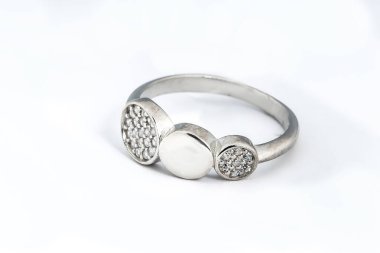 Gümüş elmas yüzük izole edilmiş beyaz arka plan. Gümüş mücevher yüzüğü.