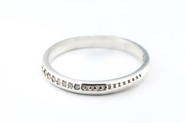 Gümüş elmas yüzük izole edilmiş beyaz arka plan. Gümüş mücevher yüzüğü.