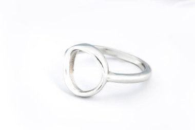 Gümüş elmas yüzük izole edilmiş beyaz arka plan. Gümüş mücevher yüzüğü.