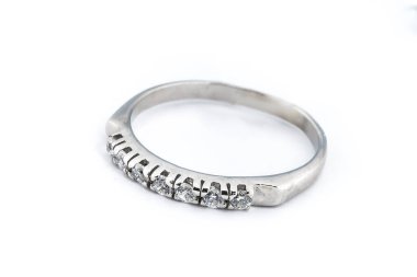 Gümüş elmas yüzük izole edilmiş beyaz arka plan. Gümüş mücevher yüzüğü.