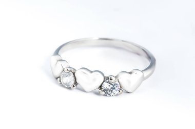 Gümüş elmas yüzük izole edilmiş beyaz arka plan. Gümüş mücevher yüzüğü.