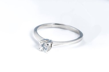 Gümüş elmas yüzük izole edilmiş beyaz arka plan. Gümüş mücevher yüzüğü.