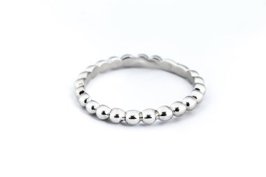 Gümüş elmas yüzük izole edilmiş beyaz arka plan. Gümüş mücevher yüzüğü.