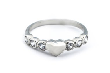 Gümüş elmas yüzük izole edilmiş beyaz arka plan. Gümüş mücevher yüzüğü.