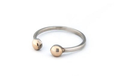 Gümüş elmas yüzük izole edilmiş beyaz arka plan. Gümüş mücevher yüzüğü.