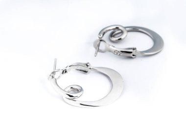 Beyaz arka plan kırpma yolunda izole edilmiş kadınlar için büyük mücevherler.