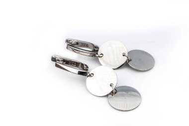 Beyaz arka plan kırpma yolunda izole edilmiş kadınlar için büyük mücevherler.