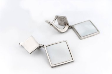 Beyaz arka plan kırpma yolunda izole edilmiş kadınlar için büyük mücevherler.