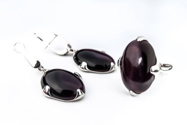 Zarif bir mücevher seti, pırlantalı kolye küpeleri. Gümüş mücevherler ve değerli taşlar. Ürün hala hayat konsepti