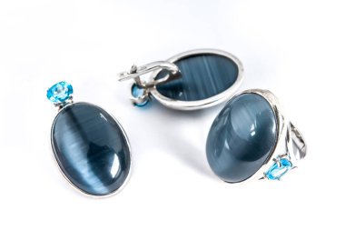 Zarif bir mücevher seti, pırlantalı kolye küpeleri. Gümüş mücevherler ve değerli taşlar. Ürün hala hayat konsepti