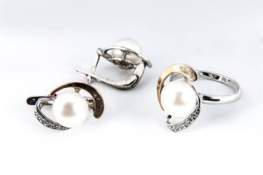 Zarif bir mücevher seti, pırlantalı kolye küpeleri. Gümüş mücevherler ve değerli taşlar. Ürün hala hayat konsepti