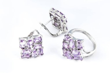 Zarif bir mücevher seti, pırlantalı kolye küpeleri. Gümüş mücevherler ve değerli taşlar. Ürün hala hayat konsepti