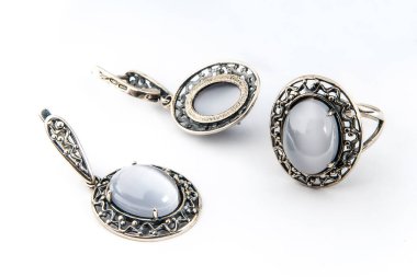 Zarif bir mücevher seti, pırlantalı kolye küpeleri. Gümüş mücevherler ve değerli taşlar. Ürün hala hayat konsepti