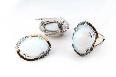 Zarif bir mücevher seti, pırlantalı kolye küpeleri. Gümüş mücevherler ve değerli taşlar. Ürün hala hayat konsepti