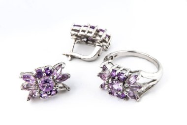 Zarif bir mücevher seti, pırlantalı kolye küpeleri. Gümüş mücevherler ve değerli taşlar. Ürün hala hayat konsepti