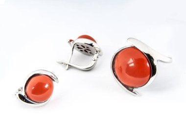 Zarif bir mücevher seti, pırlantalı kolye küpeleri. Gümüş mücevherler ve değerli taşlar. Ürün hala hayat konsepti