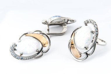 Zarif bir mücevher seti, pırlantalı kolye küpeleri. Gümüş mücevherler ve değerli taşlar. Ürün hala hayat konsepti