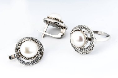 Zarif bir mücevher seti, pırlantalı kolye küpeleri. Gümüş mücevherler ve değerli taşlar. Ürün hala hayat konsepti