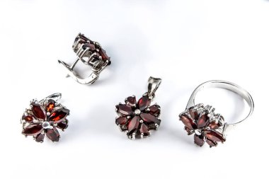 Zarif bir mücevher seti, pırlantalı kolye küpeleri. Gümüş mücevherler ve değerli taşlar. Ürün hala hayat konsepti