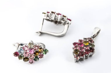 Zarif bir mücevher seti, pırlantalı kolye küpeleri. Gümüş mücevherler ve değerli taşlar. Ürün hala hayat konsepti