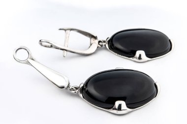 Beyaz arka plan kırpma yolunda izole edilmiş kadınlar için büyük mücevherler.