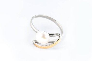 Gümüş elmas yüzük izole edilmiş beyaz arka plan. Gümüş mücevher yüzüğü.