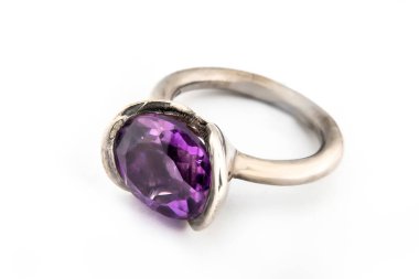 Gümüş elmas yüzük izole edilmiş beyaz arka plan. Gümüş mücevher yüzüğü.