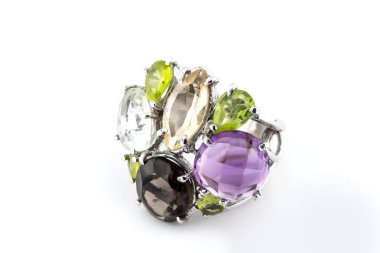 Gümüş elmas yüzük izole edilmiş beyaz arka plan. Gümüş mücevher yüzüğü.