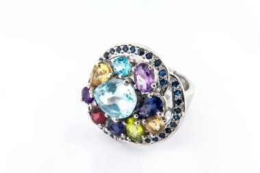 Gümüş elmas yüzük izole edilmiş beyaz arka plan. Gümüş mücevher yüzüğü.