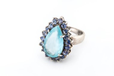 Gümüş elmas yüzük izole edilmiş beyaz arka plan. Gümüş mücevher yüzüğü.